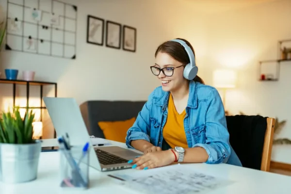 kobieta ucząca się online